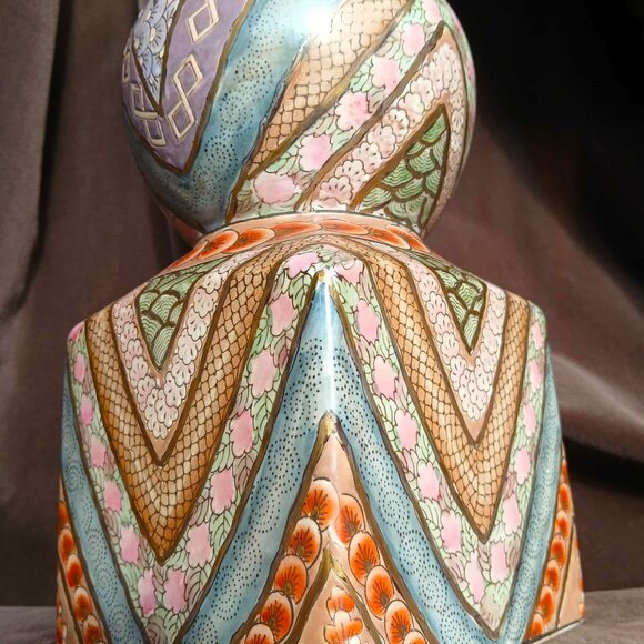 Exquisite Intricately Hand painted and Glazed Porcelain Square/Bulb Vase - Picture 8 of 13